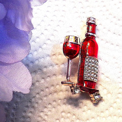 CLASSIC PIN BROOCH HOLIDAY PARTY CHAMPAGNE FLUTE WINE RHINESTONES GOLD TONE SH26