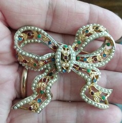 Vintage SIGNED RARE CASTLECLIFF Christmas Ribbon Bow Rhinestone & Faux Pearl Pin