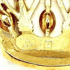 Vtg Kenneth J Lane Avon GoldTone Brooch Pin Adorned W/Clear RS Openwork Crown I