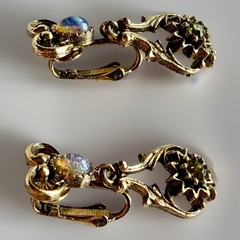 Vtg 1974 Sarah Coventry Contessa Opalesque/Green Gold Tone Clip On Earrings 11g