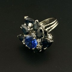 VINTAGE 1960’S 0.60 CTW DIAMOND + 11 CTW SAPPHIRE RING – 18K YG 14.74 GRAMS