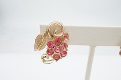 Vintage Clip On Earrings Gold Tone Pink Rhinestone Flower E3