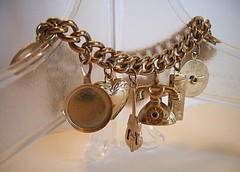 Vtg ’50s Gold Tone 15 Charms 7″ Bracelet Heavy Curb Link Chain Includes Ashtray