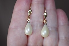 Vintage 14K GF 30mm Golden Tear drop Majorca Pearl Lever back Earrings
