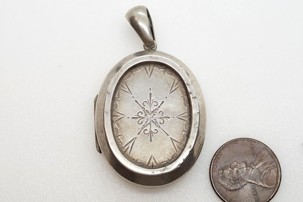 ANTIQUE LATE VICTORIAN ENGLISH SILVER PHOTO MEMENTO LOCKET c1890