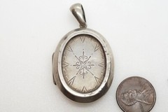 ANTIQUE LATE VICTORIAN ENGLISH SILVER PHOTO MEMENTO LOCKET c1890