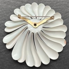 vtg off-center spiral WHITE & YELLOW DAISY PIN. Enamel & Metal. 3″. 1960s MOD