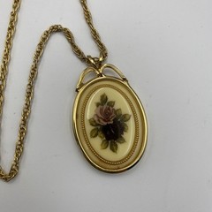 Vintage Floral Roses Cameo Pendant Necklace 23” Rope Chain Gold Tone