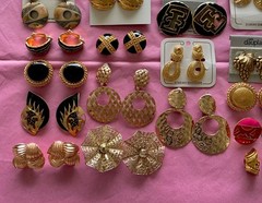 VINTAGE 1990’s DEADSTOCK 33 PIECE LOT EARRINGS NECKLACE BROOCH JEWELRY NOS