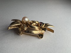 Vintage Gold Tone Floral Brooch Pin W/ Faux Pearl & Purple Rhinestone 3D Texture