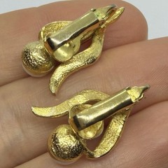 Vtg White Enamel Lucite Flower Climber Goldtone Earrings Clip-on