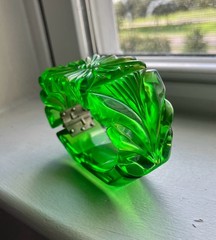 Vintage Chunky Daisy Carved Green Apple Juice Prystal Bakelite Clamper Bracelet