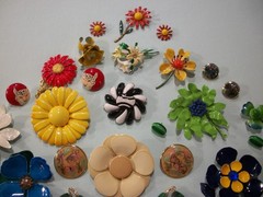 ViNTaGE 44 PiEcE MeTaL ENaMeL FLoWeR (33 PiN/10 ER/1 RiNg) LoT/CoLLecTiOn *READ*
