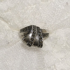 Vintage Sterling Silver Ring Womens Sz 8.25 Ribbon Bow design Marcasite Accents