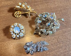 Vintage Jewelry Lot – Peking Glass Bead Necklace – Uranium Brooch – Rhinestones