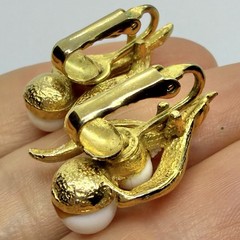 Vtg White Enamel Lucite Flower Climber Goldtone Earrings Clip-on