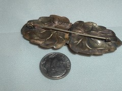 VINTAGE TIERED BRASS METAL LEAF BROOCH LAPEL PIN
