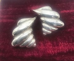 Les Bernard Clip EARRINGS Silvertone Stylized Conch Art Beauty Fashion