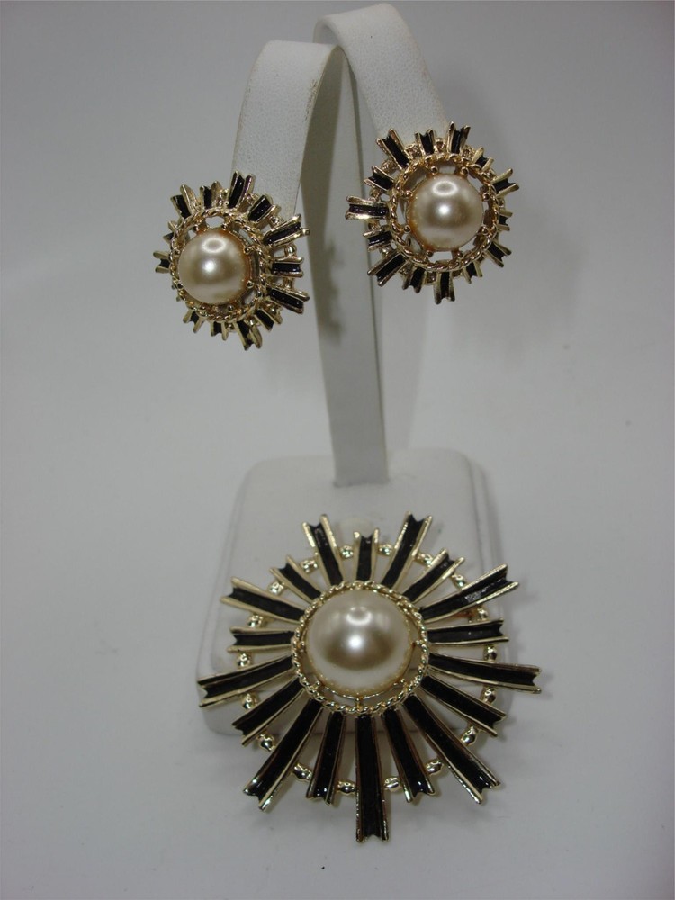 VINTAGE 1970-80’S ERA BLACK ENAMEL & FAUX PEARL BROOCH & EARRINGS SET!