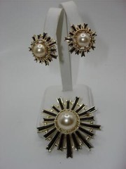 VINTAGE 1970-80’S ERA BLACK ENAMEL & FAUX PEARL BROOCH & EARRINGS SET!