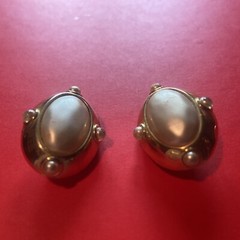 Vintage Carol Lee Gold Tone Framed Simulated oval Mabe Pearl Clip on Earrings