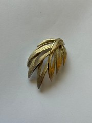Vintage BSK Matte Gold Tone Large Textured Leaf Brooch Pin – 2.5 inches