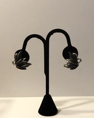 Vtg. Kramer Dark Grey Silver Tone Organic Leafy Wavy Earrings 1.25 L X 1” C14
