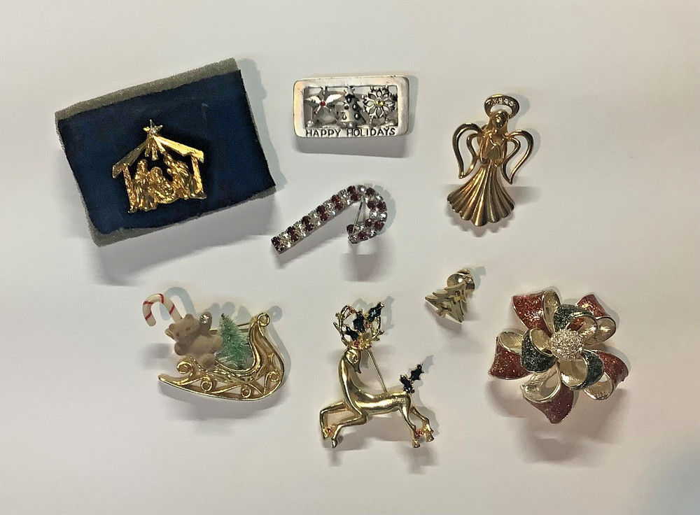 Vintage Lot 8 Christmas Brooch Pins AVON Angel Nativity Tree ROMAN Bow Reindeer