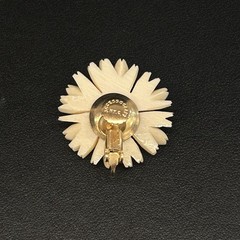 Vtg Accessocraft Plastic Celluloid Carved Daisy Brooch And Screw On Earrings Set