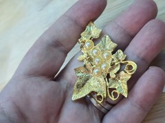 Vintage Gold Tone Grape Cluster Brooch Pin Faux Pearl Ivy Leaf Mid Century