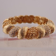 Vintage Camrose & Kross Gold Tone Pave Crystal Ribbed 6 3/4″ Bangle Bracelet