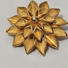Vintage Lady Remington Flower Brooch Textured Brushed Gold-Tone Floral