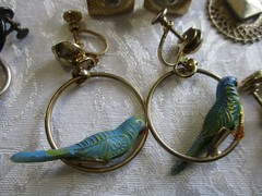VINTAGE ESTATE JEWELRY 75 PAIR ALL OLD SCREW ON EARRINGS CROWN PARROT BUTTERFLY