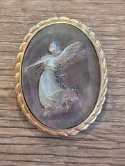 vintage unbranded abalone shell angel cameo brooc pendant gold-tone rope border