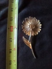 Green Daisy 1960’s Flower Brooch Pin Green Enamel 3 x 2 1/4″ NICE