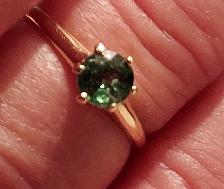 Vintage 10 k yellow gold ring with luminous 0.4 ct Tsavorite garnet size 5