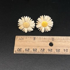 Vtg Accessocraft Plastic Celluloid Carved Daisy Brooch And Screw On Earrings Set