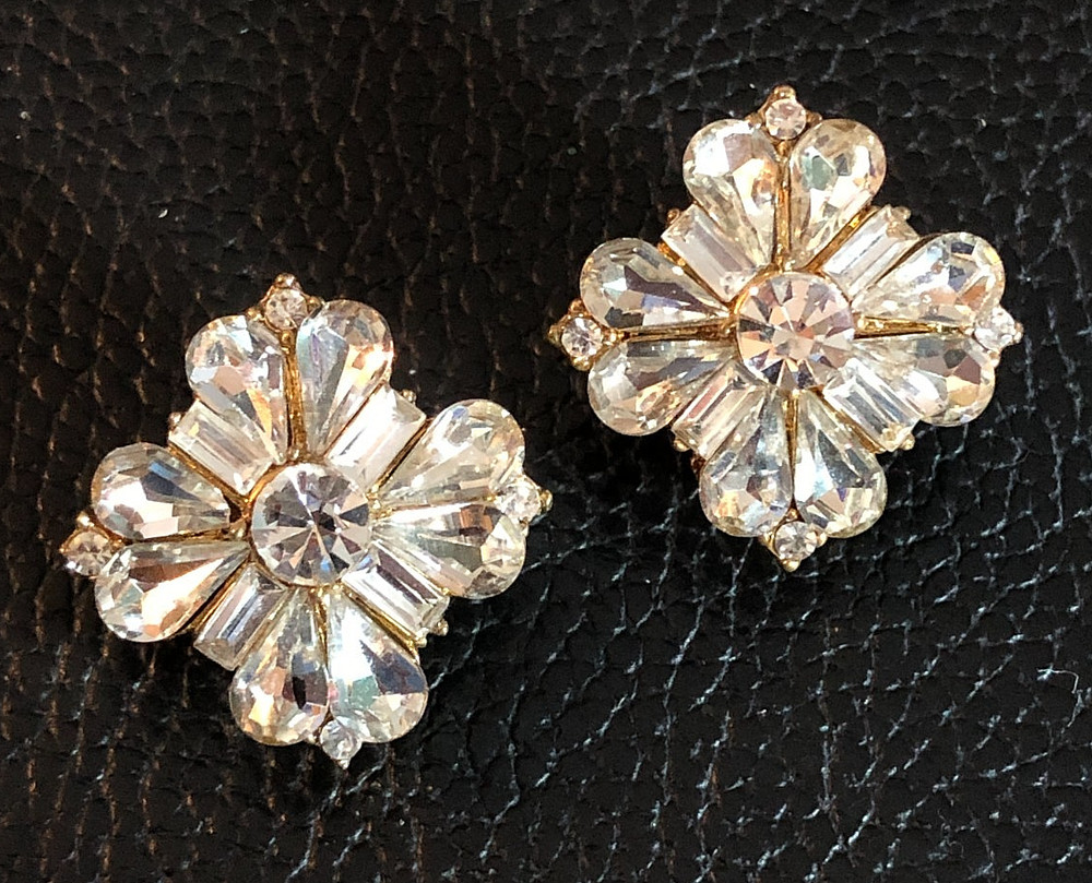 Vintage Gold Crystal Rhinestone Earrings Clover Quatre Shamrock Omega 1″ 8055