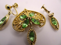 Vintage Peridot Green Rhinestone Gold Tone Brooch Pin Screw Dangle Earrings Set