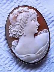 LARGE ESTATE VINTAGE SHELL CAMEO BROOCH – PENDANT IN SILVER TONE SETTING 1 3/4″