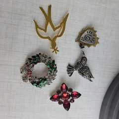 Modern Brooch Lot Humming Bird Dove Christmas Wreath Acrylic Rhinestones Heart