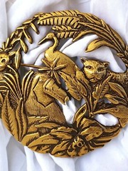 VINTAGE TONA SIGNED GOLDTONE CIRCLE JUNGLE BROOCH
