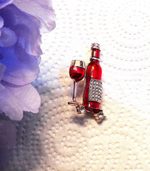 CLASSIC PIN BROOCH HOLIDAY PARTY CHAMPAGNE FLUTE WINE RHINESTONES GOLD TONE SH26
