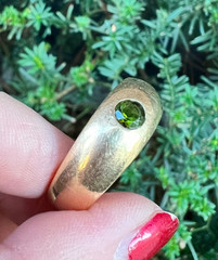 VINTAGE 14K GOLD FLUSH SET GREEN TOURMALINE GYPSY RING VERY HEAVY CHUNKY UNISEX