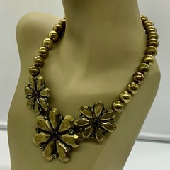 VINTAGE ? BRASS OR METAL ALLOY PINK GLASS TRIPLE FLOWER BEAD NECKLACE