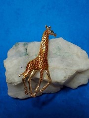 Gold-tone Giraffe Brooch/ Pendant with Amber Rhinestones