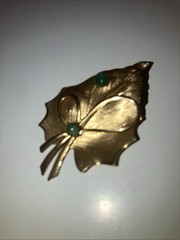 Vintage Gold Tone Green Beads Leaf And Bow Brooch Pin Small Emerald Green