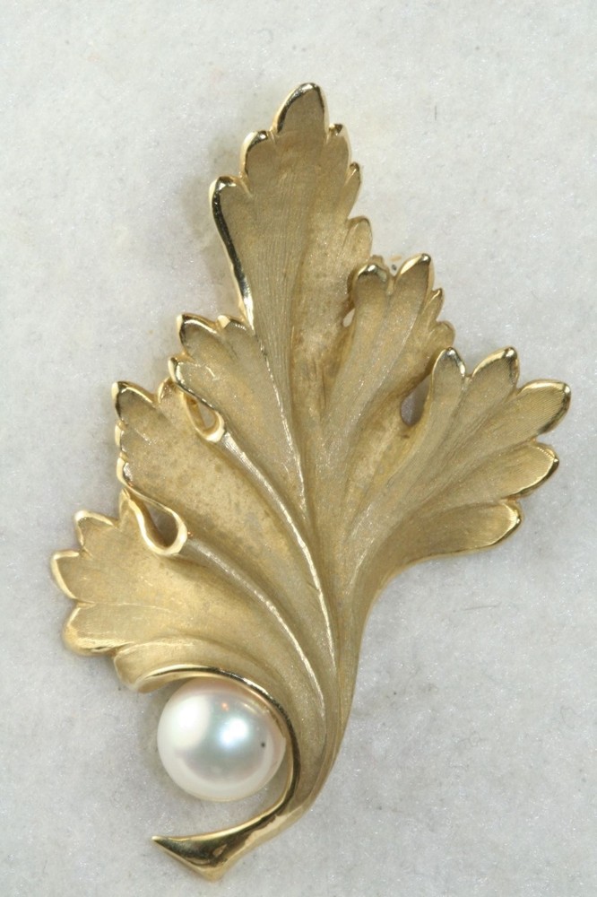 CONTEMPORARY LARGE 14K GOLD MATTE LEAF 8MM PEARL OMEGA PENDANT FOR A NECKLACE