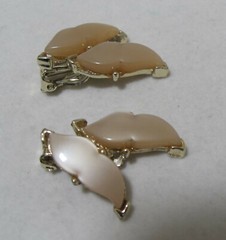 Vtg Creamy Beige Leaves Moonglow Thermoset Lucite Gold Tone Clip Earrings