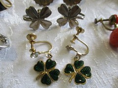 VINTAGE ESTATE JEWELRY 75 PAIR ALL OLD SCREW ON EARRINGS CROWN PARROT BUTTERFLY